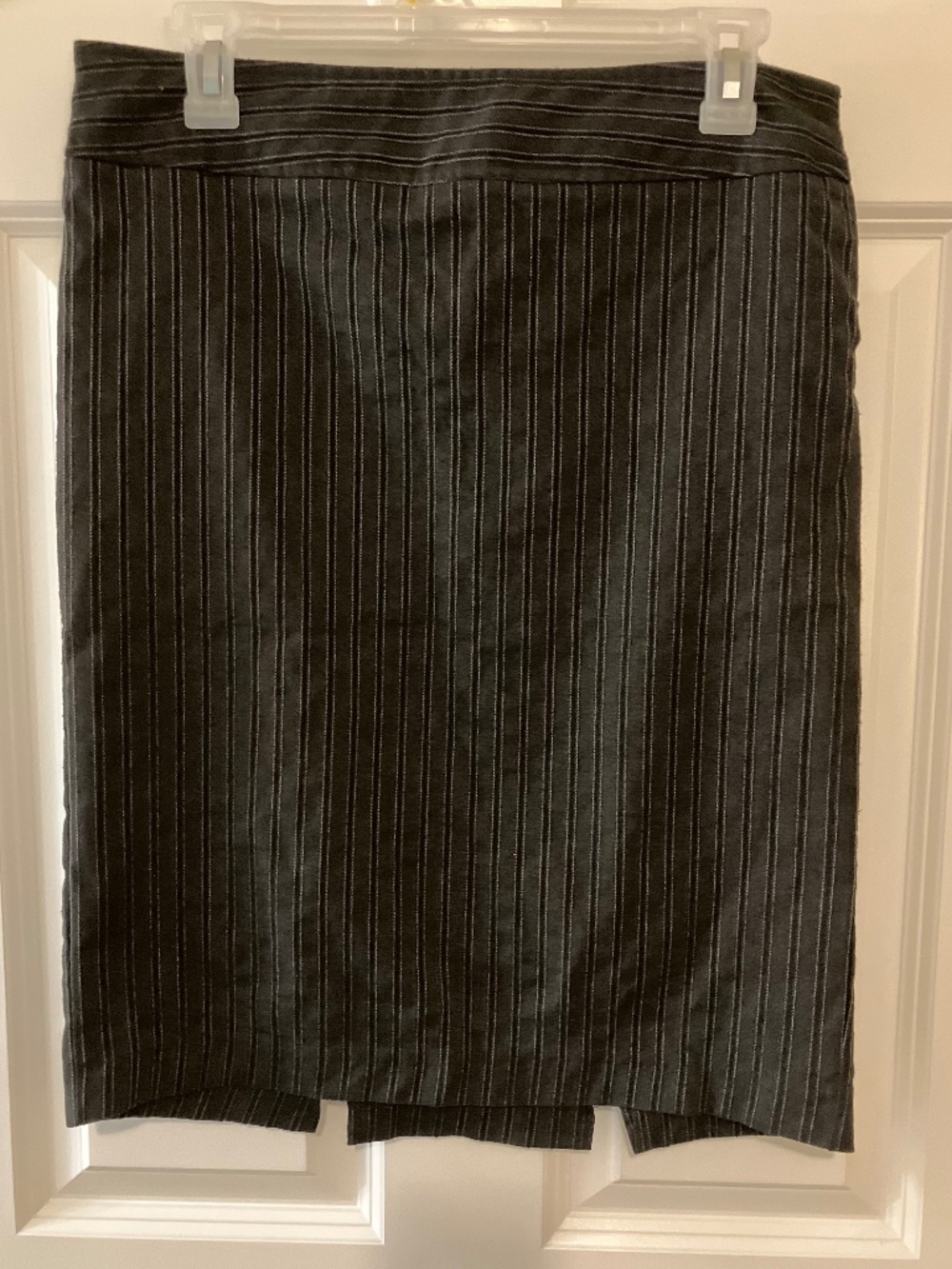 Candie's size 7 gray and black pinstriped ruched pencil skirt with bows